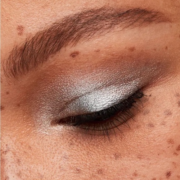 MAC Dazzleshadow Liquid Eyeshadow- Stars in My Eyes - Picture 5 of 6